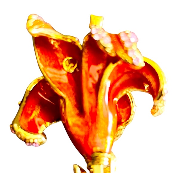 St. John Stemmed Flower Lily Brooch with Enamel and Austrian Crystals Signed - Picture 3 of 6